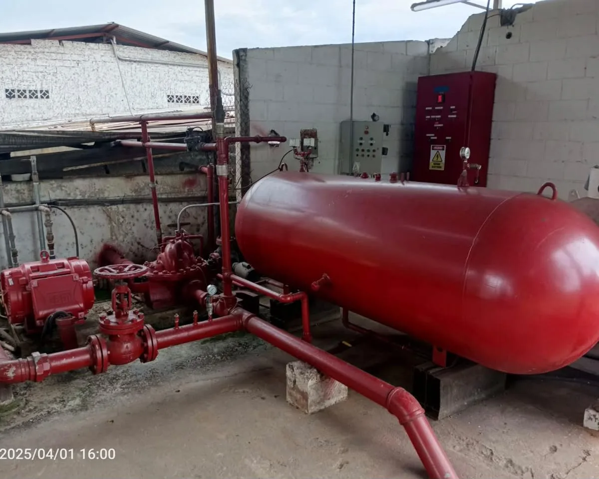 Tanque presurizador y bomba CI en exterior